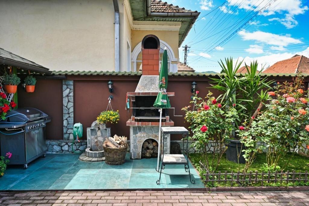 Отель Casa Cizi Кэлимэнешти Экстерьер фото